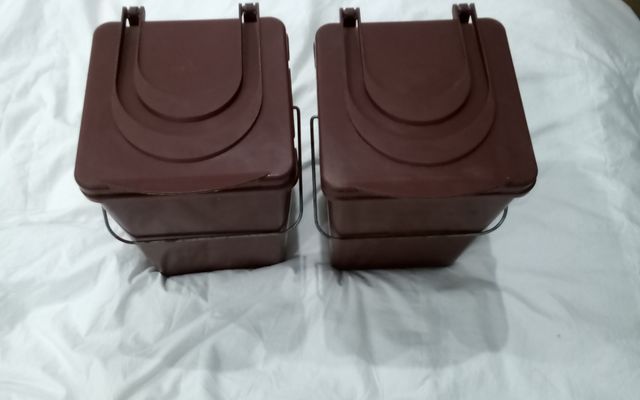 2 cubetti, con coperchio, alti 30 cm.