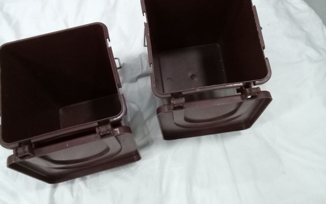 2 cubetti, con coperchio, alti 30 cm.