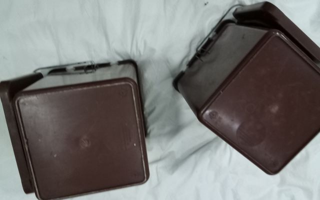 2 cubetti, con coperchio, alti 30 cm.