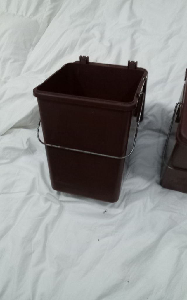 2 cubetti, con coperchio, alti 30 cm.