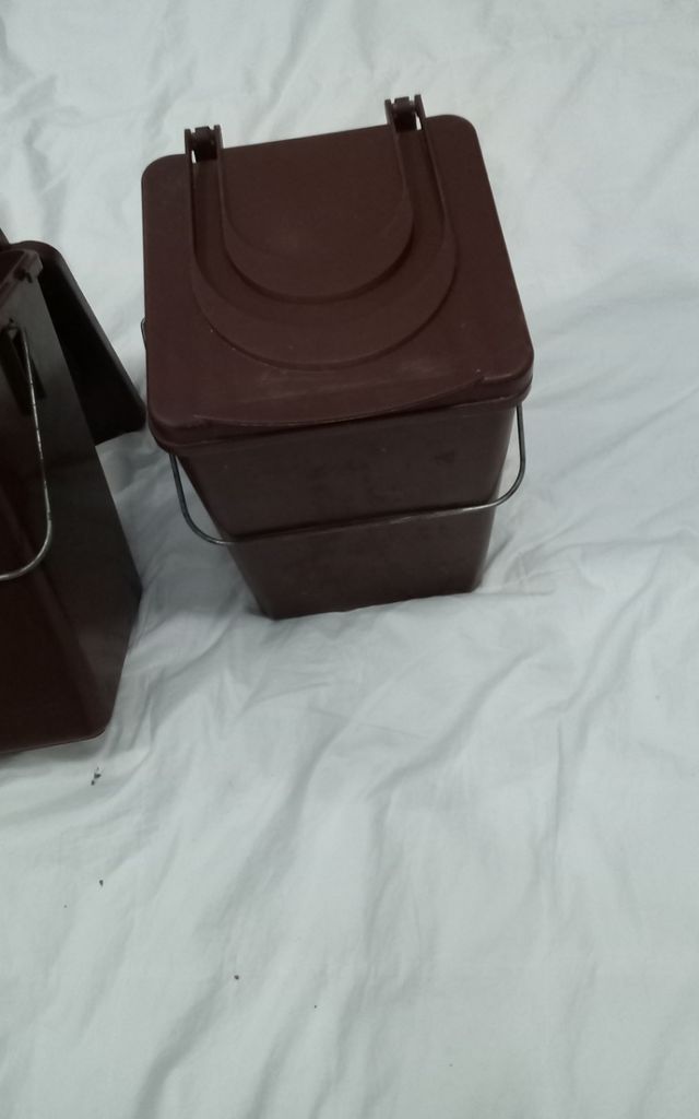 2 cubetti, con coperchio, alti 30 cm.