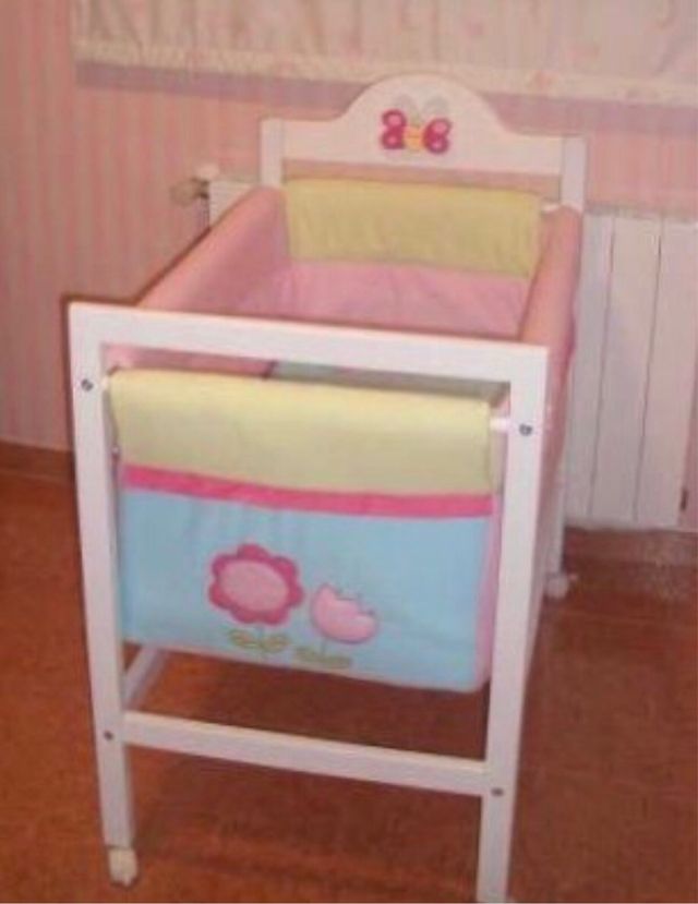 Mini culla con indumenti, anche per culla grande