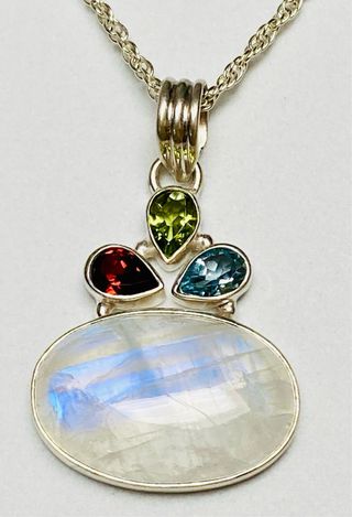 Colgante de piedra luna + cadena en plata ley 925