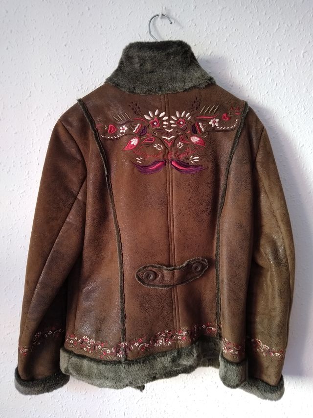 Abrigo piel Desigual con funda incluida.