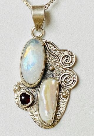 Colgante de piedra luna y cadena en plata ley 925
