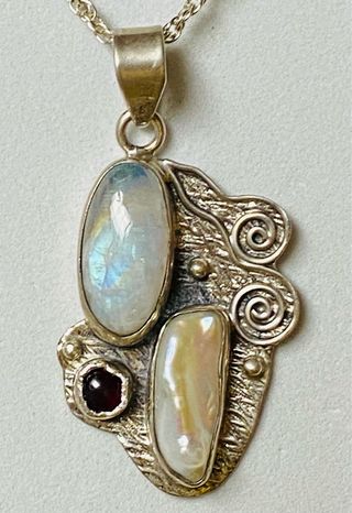 Colgante de piedra luna y cadena en plata ley 925