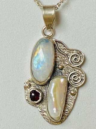 Colgante de piedra luna y cadena en plata ley 925