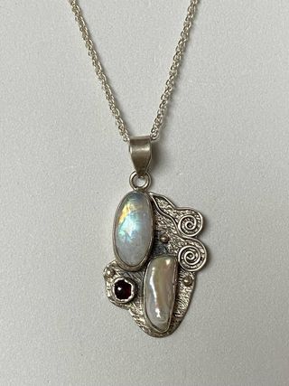 Colgante de piedra luna y cadena en plata ley 925