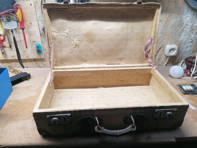 Maleta muy antigua , oferta