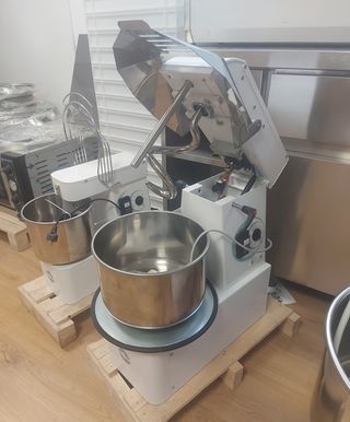 AMASADORA ESPIRAL DE 15 LITROS, CABEZA MOVIL