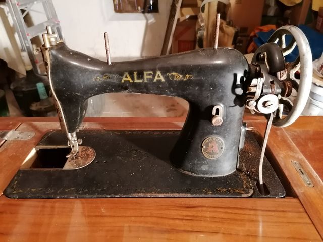 Maquina de coser ALFA muy antigua .