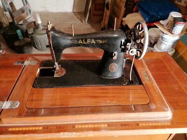 Maquina de coser ALFA muy antigua .