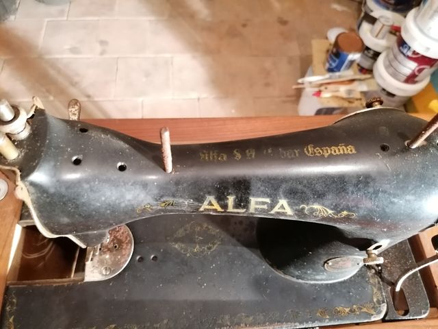 Maquina de coser ALFA muy antigua .