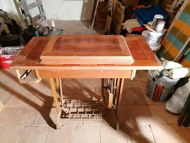 Maquina de coser ALFA muy antigua .