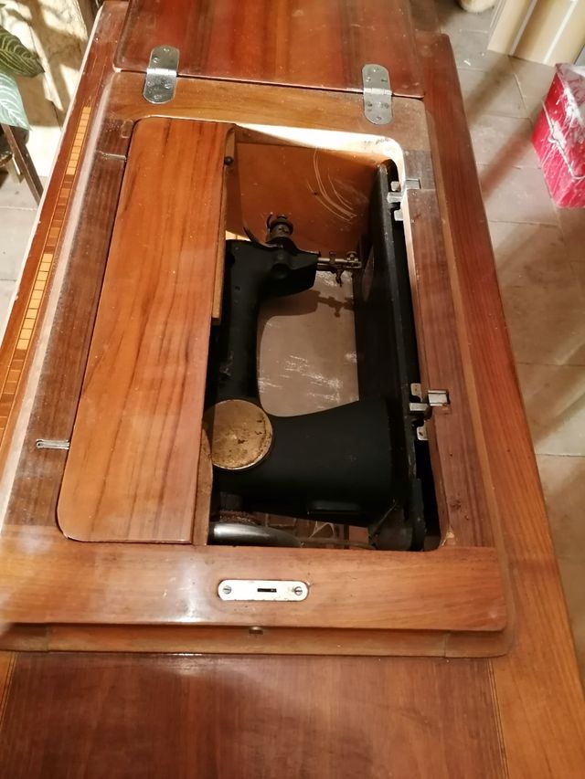 Maquina de coser ALFA muy antigua .