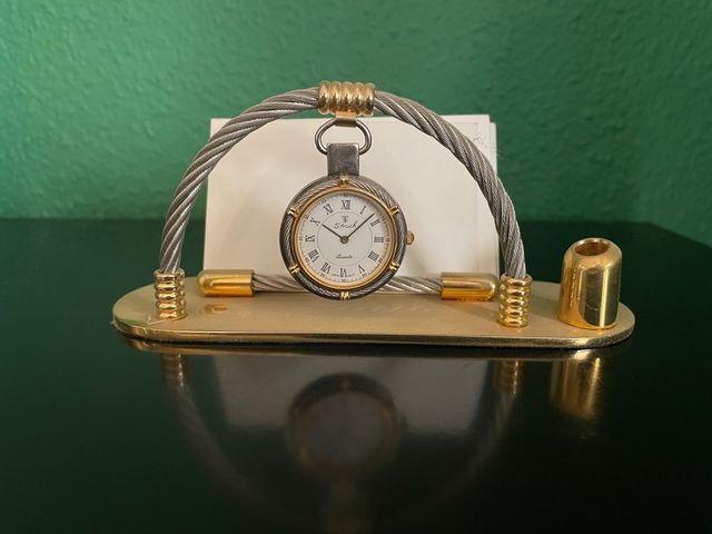 Tarjetero con reloj