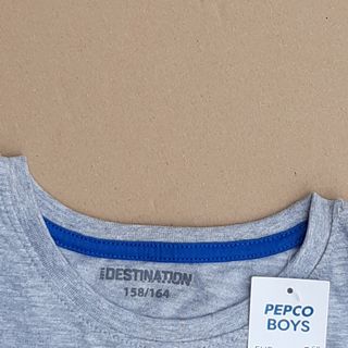 T-shirt nuova e un berretto