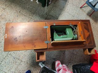 Maquina de Coser Singer y mesa