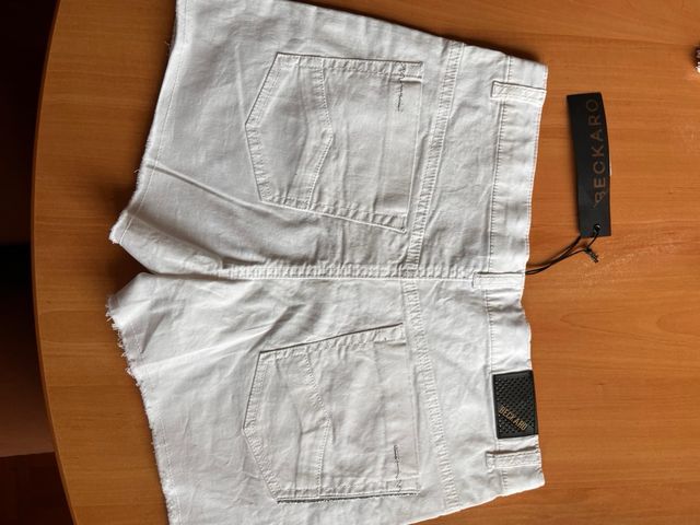 Short Beckaro con etiqueta