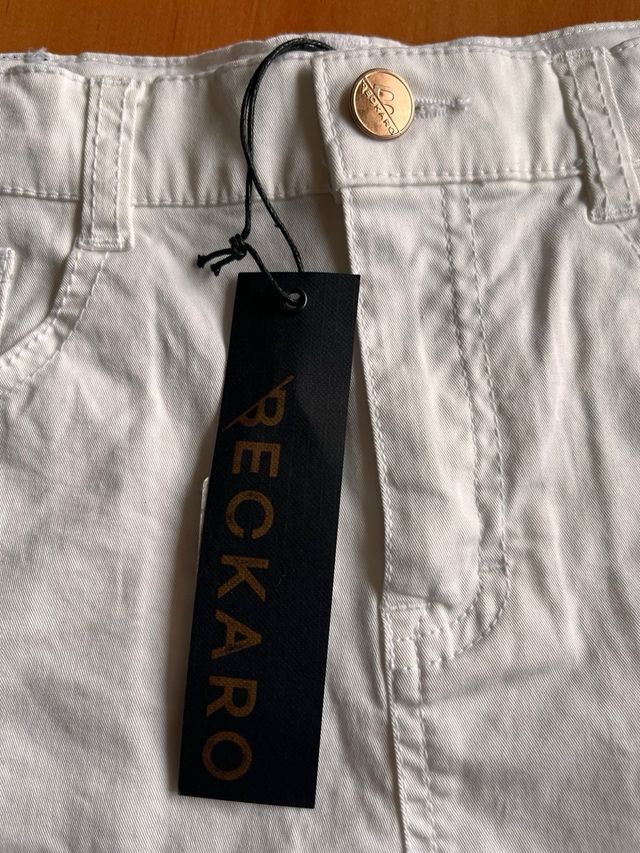 Short Beckaro con etiqueta