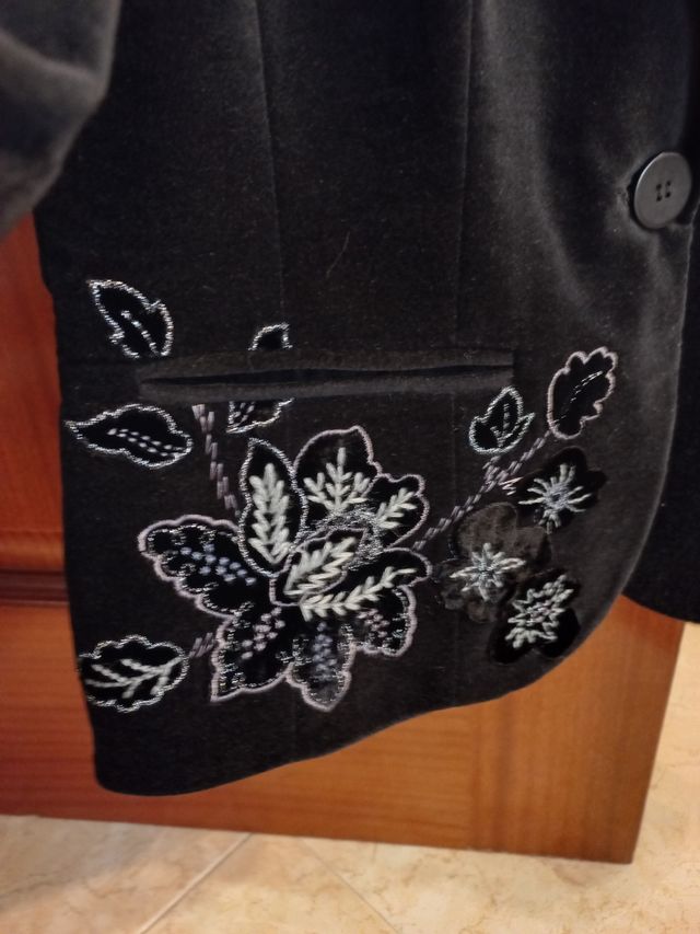 Chaqueta corta negra bordada Caroll