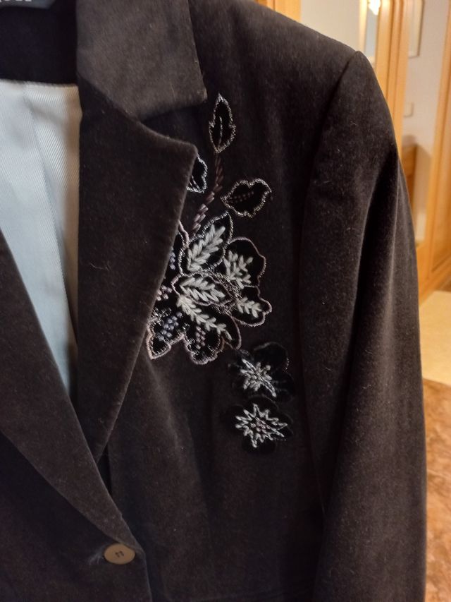 Chaqueta corta negra bordada Caroll