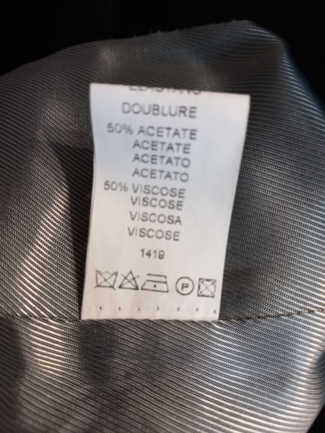 Chaqueta corta negra bordada Caroll