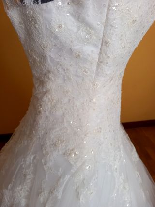 Vestido romántico de novia  Dolomita de Pronovias