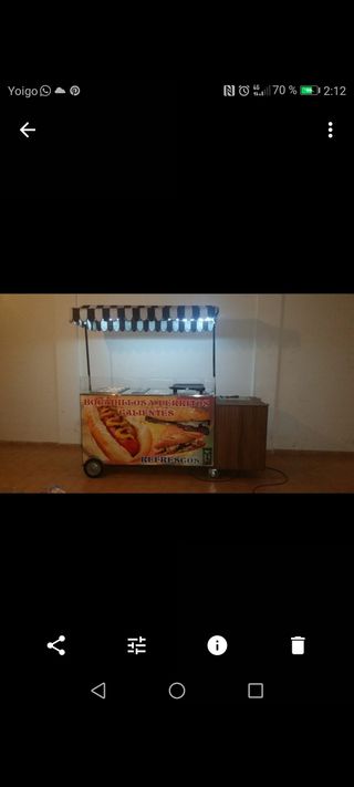 Carrito de perritos calientes y bocadill