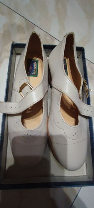 Tacones niña t.23 de segunda mano por 5 EUR en Colmenar Viejo en