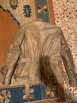 cazadora motera de piel de chica.