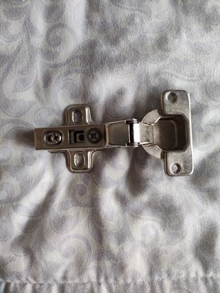Bisagra puerta armario 