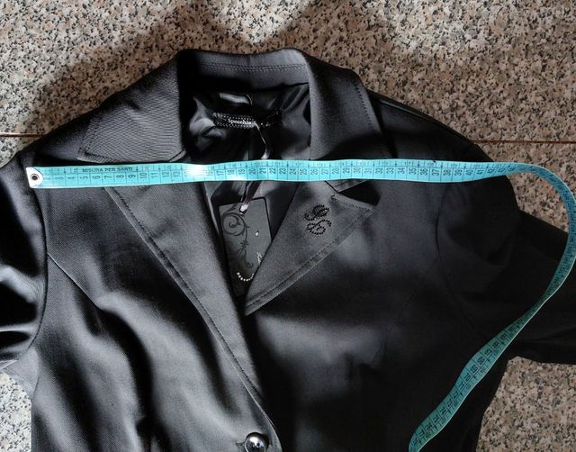 Blazer. Giacca nera da donna. Veste