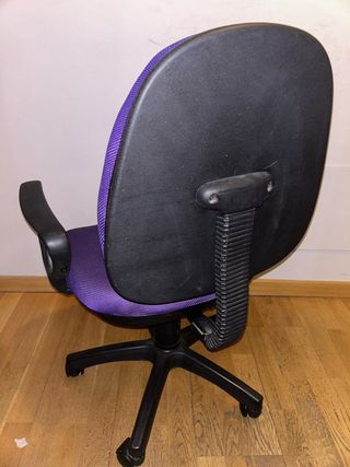 Silla de escritorio morada y negra