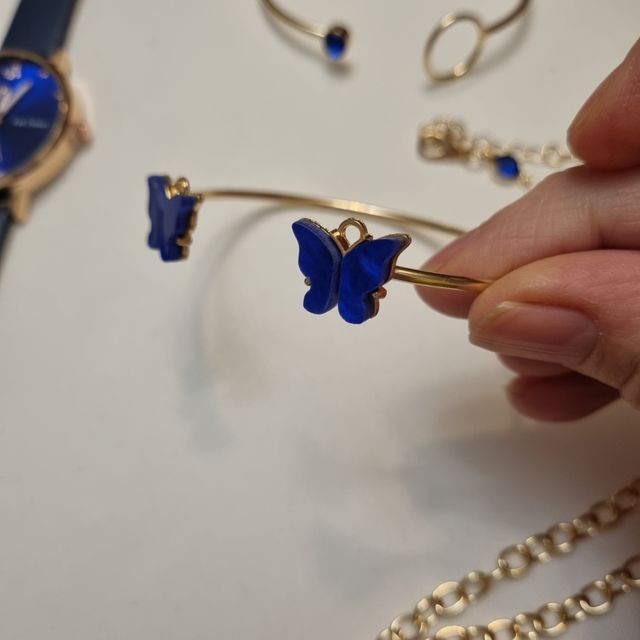 Conjunto de reloj y 4 pulseras nuevo