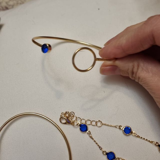 Conjunto de reloj y 4 pulseras nuevo