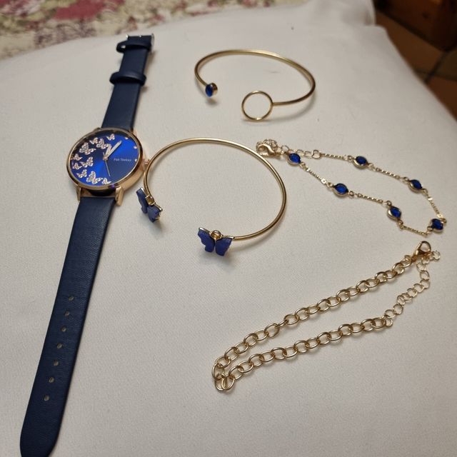 Conjunto de reloj y 4 pulseras nuevo