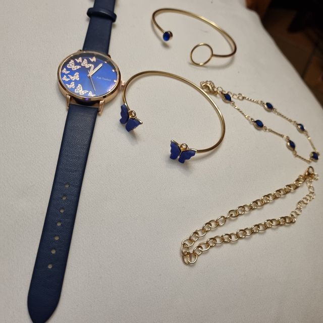 Conjunto de reloj y 4 pulseras nuevo