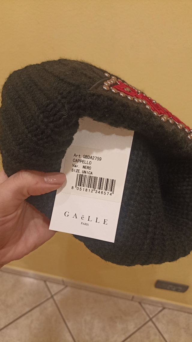 Cappello gaelle con cartellino