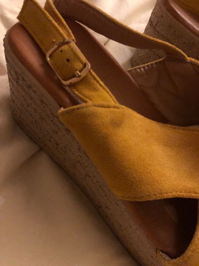 sandalia cuña amarilla