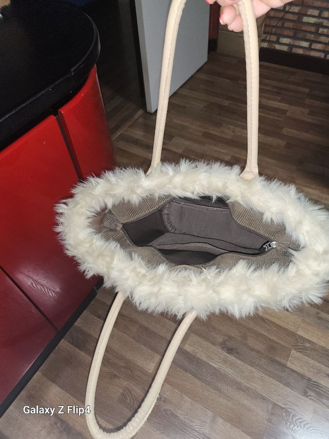 Borsa  O bag beige con pelliccia 