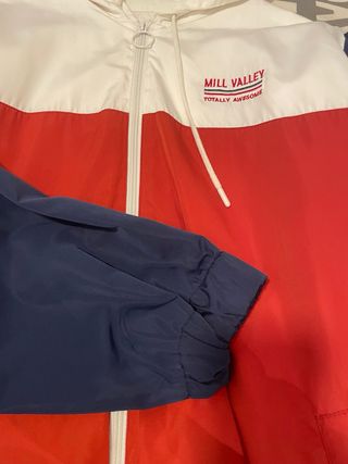 Chaqueta roja y azul 