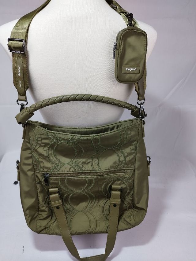Bolso desigual verde bordado