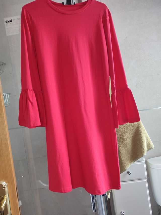 Vestido rojo con mangas acampanadas