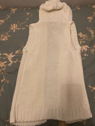 chaleco de colo blanco de la marca stradivarius