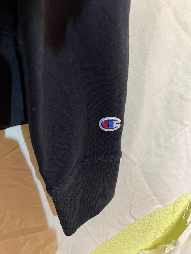 Sudadera Champion Essential Negra.