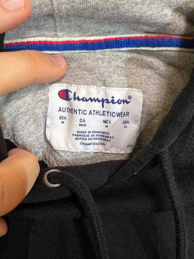 Sudadera Champion Essential Negra.