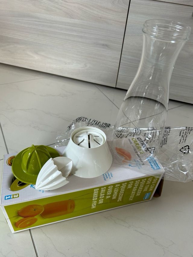 Caraffa da spremuta con spremiagrumi