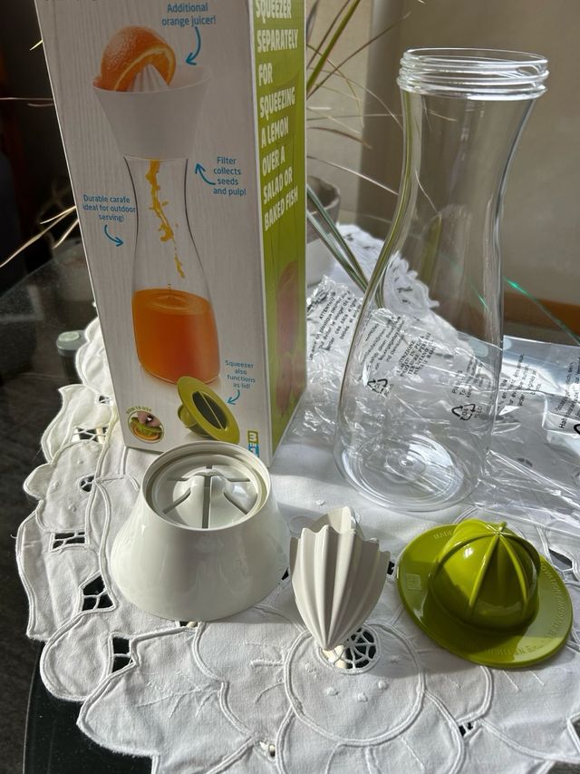 Caraffa da spremuta con spremiagrumi