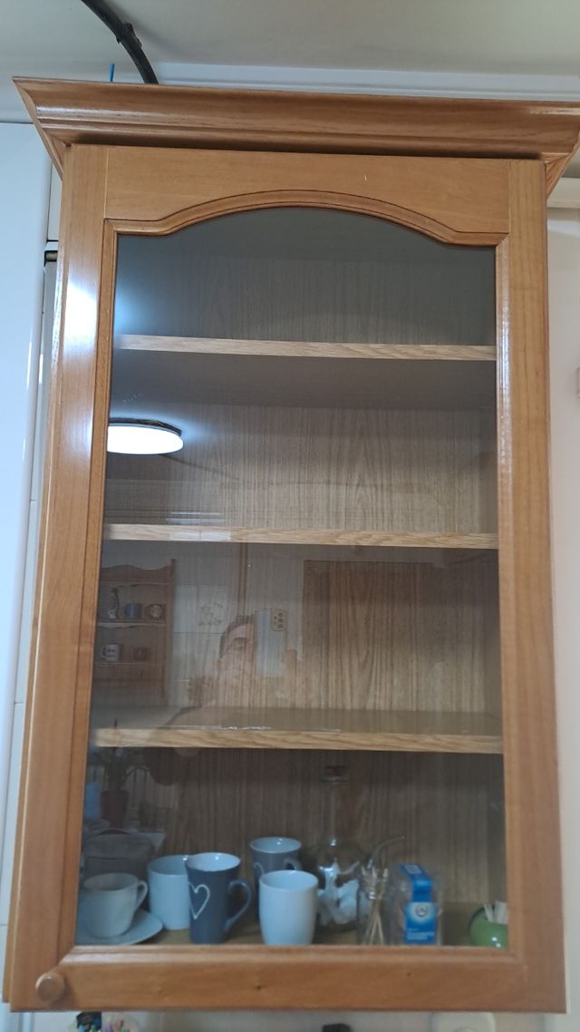 Vitrina y estantería.